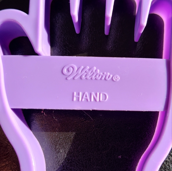 13 Vintage Cookie Cutters - Hallmark/Wilton - Christmas, Spring, Dino, 1992/1993 - Picture 7 of 8